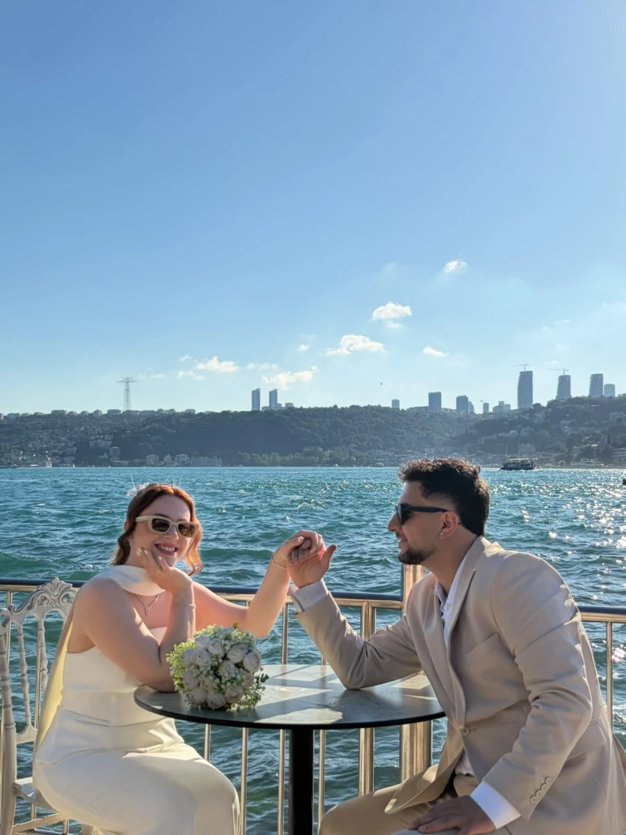 Buse ve Can deniz manzarası eşliğinde el ele